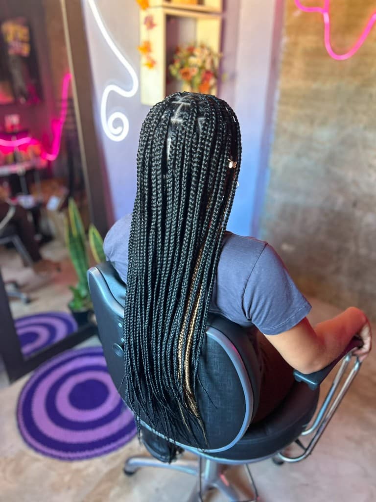 Box Braids Long pretas com mechas loiras pela Kmilly Braids em Canaã dos Carajás