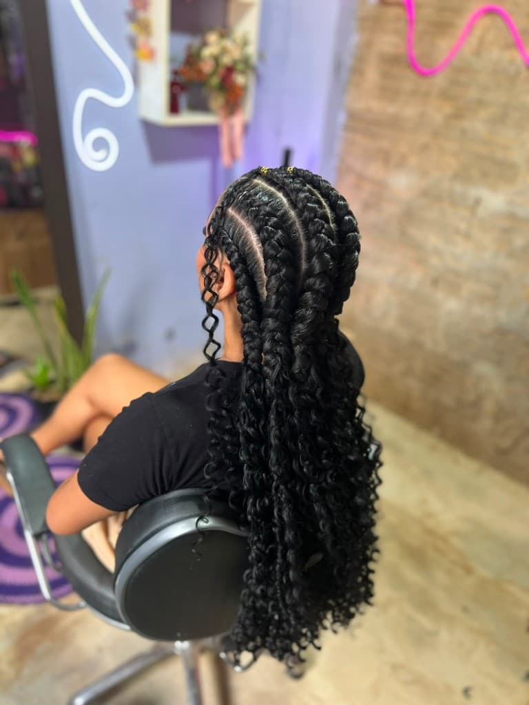 Gladiadora Big com tranças jumbo e cachos pela Kmilly Braids em Canaã dos Carajás - PA